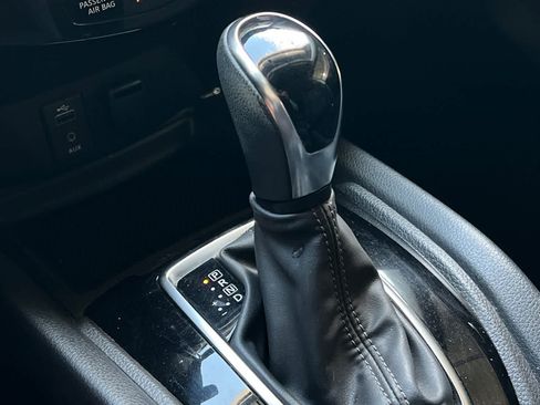 Used 2017 Nissan Rogue SV FWD image 22