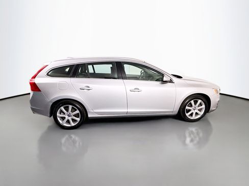 Used 2016 Volvo V60 T5 Platinum w/ Climate Package FWD image 11