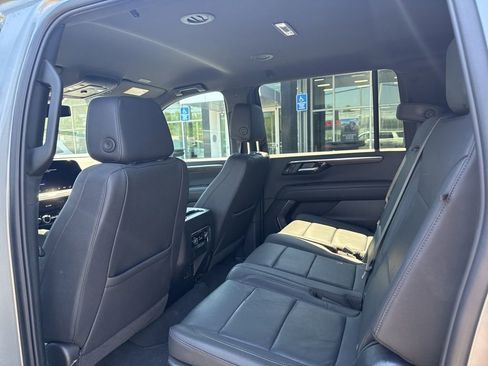 Used 2025 Chevrolet Suburban Z71 AWD/4WD image 10