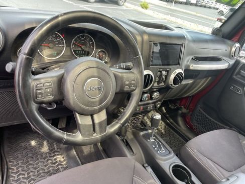 Used 2013 Jeep Wrangler Unlimited Rubicon w/ Connectivity Group AWD/4WD image 9