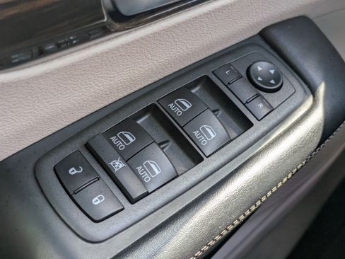 Used 2022 Chrysler Pacifica Limited image 56