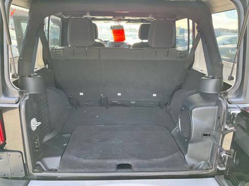 Used 2014 Jeep Wrangler Unlimited Sahara image 15