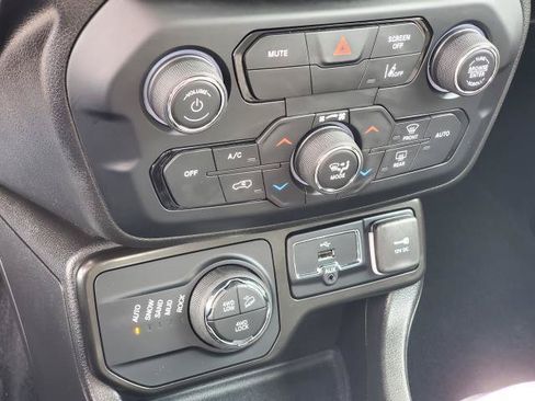 Used 2023 Jeep Renegade Trailhawk w/ Trailhawk Elite Group AWD/4WD image 18