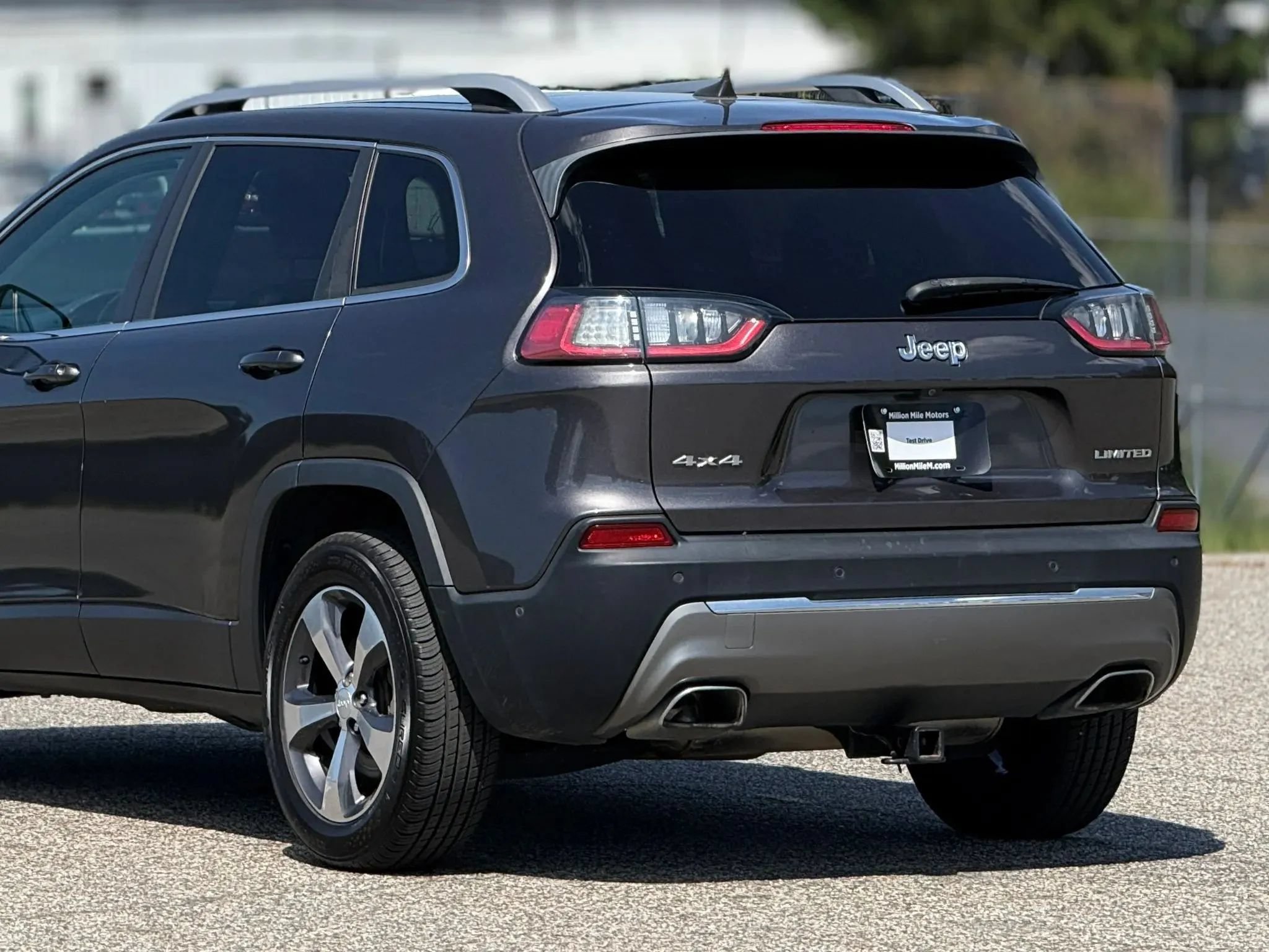Used 2019 Jeep Cherokee Limited w/ Technology Group AWD/4WD image 16