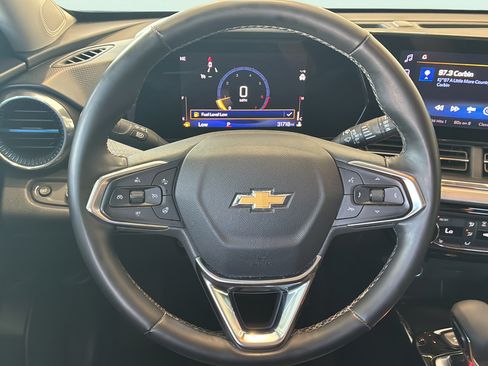 Used 2025 Chevrolet Trax LT w/ LT Convenience Package FWD image 30