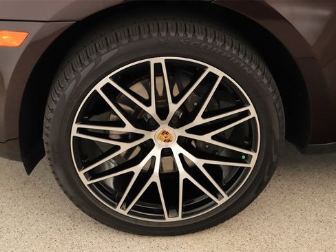 Used 2023 Porsche Macan Turbo image 32