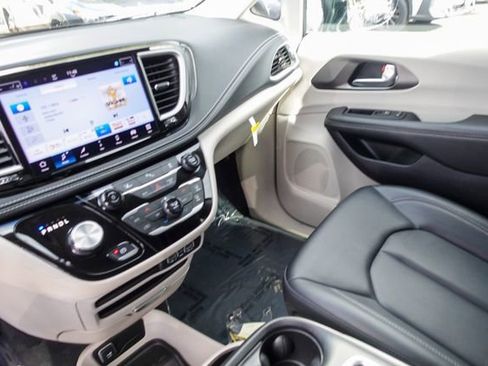 Used 2024 Chrysler Pacifica Select image 21
