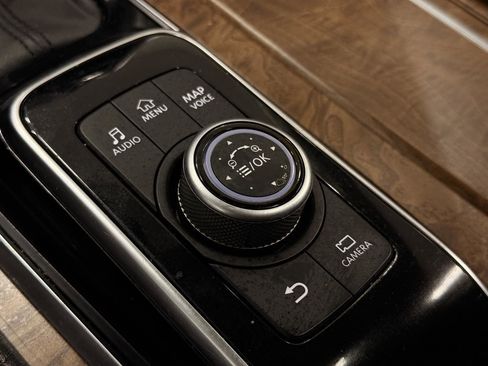 Used 2023 Nissan Armada SL w/ Captain's Chairs Package image 57