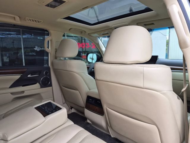 Used 2020 Lexus LX 570 4WD w/ Luxury Package image 19