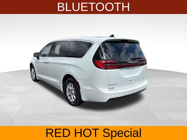Used 2023 Chrysler Pacifica Touring FWD image 5