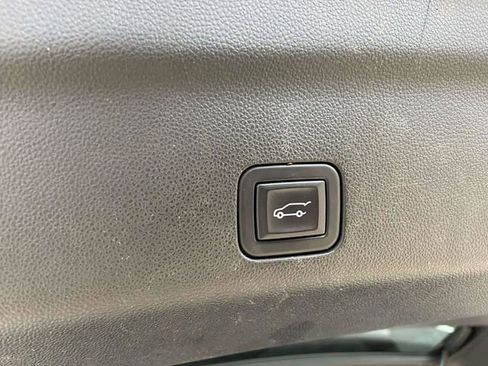 Used 2023 Chevrolet Suburban High Country image 17