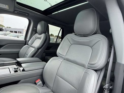 Used 2018 Lincoln Navigator Reserve w/ Technology Package AWD/4WD image 9