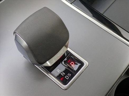 Certified 2025 Land Rover Range Rover Velar Dynamic SE image 12