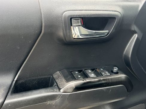 Used 2022 Toyota Tacoma TRD Off-Road image 12