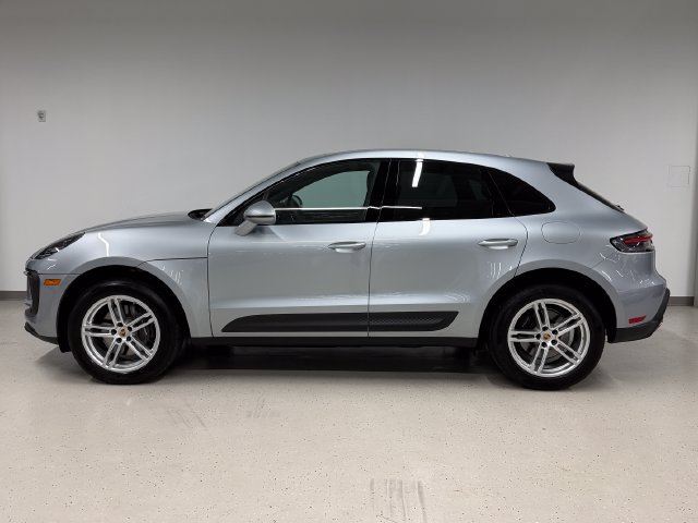 Certified 2024 Porsche Macan AWD/4WD image 2