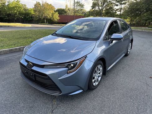 Used 2025 Toyota Corolla LE image 2