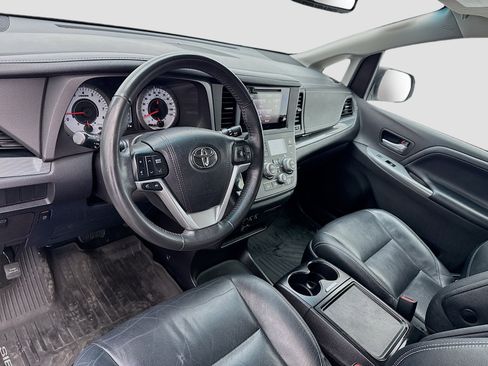 Used 2017 Toyota Sienna SE FWD image 7