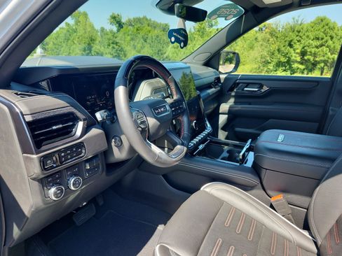 Certified 2025 GMC Yukon AT4 Ultimate AWD/4WD image 18