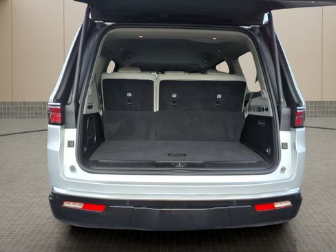 Used 2022 Jeep Wagoneer Series III w/ Flexible Seating Group image 9