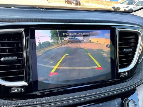 Used 2024 Chrysler Pacifica Limited FWD image 20
