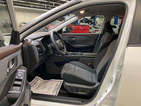 Used 2023 Nissan Rogue SV image 23