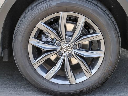 Certified 2022 Volkswagen Tiguan SE w/ Panoramic Sunroof Package FWD image 12