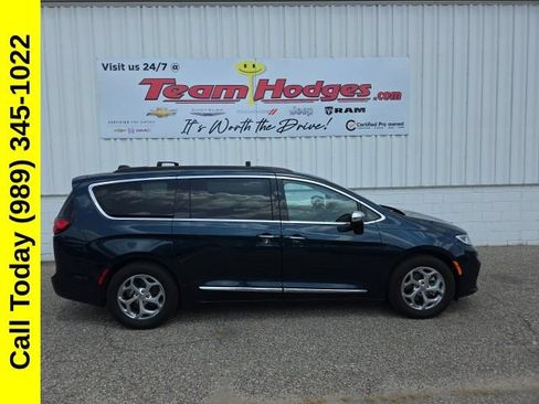 Used 2023 Chrysler Pacifica Limited FWD image 1