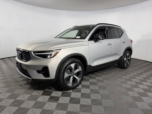 Used 2023 Volvo XC40 B5 Plus w/ Climate Package AWD/4WD image 3