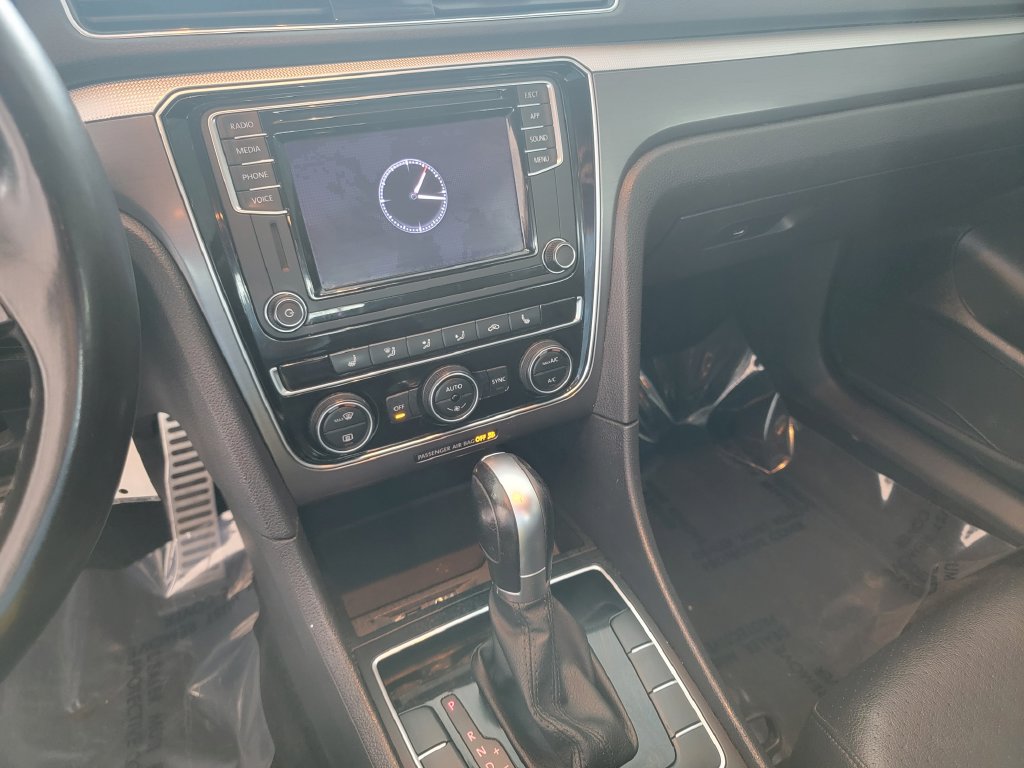 Used 2018 Volkswagen Passat 2.0T R-Line w/ R-Line Lighting Package FWD image 19