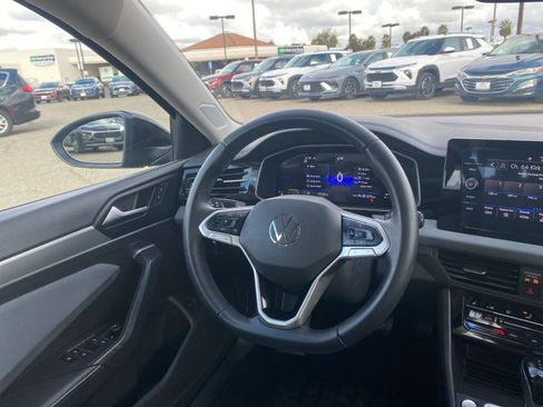 Used 2025 Volkswagen Jetta SE image 34