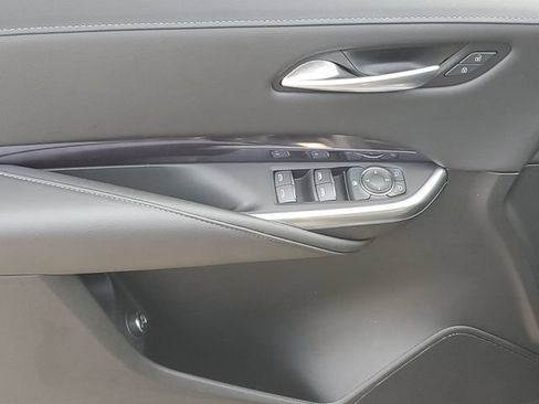 Used 2023 Cadillac XT4 Luxury w/ Cold Weather Package AWD/4WD image 10