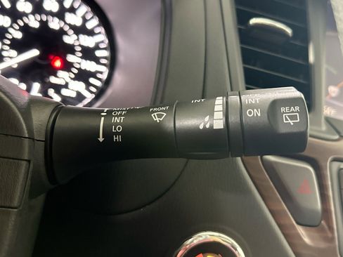 Used 2018 Nissan Pathfinder Platinum image 32