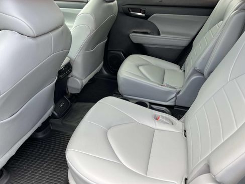 Used 2023 Toyota Highlander XLE AWD/4WD image 19