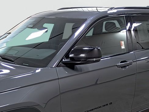 New 2025 Jeep Grand Cherokee 4WD image 8