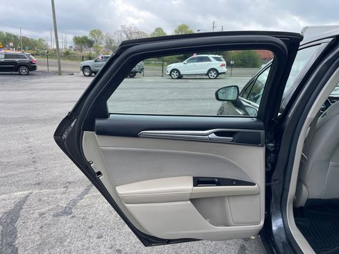 Used 2017 Ford Fusion SE w/ Fusion SE Technology Package image 16