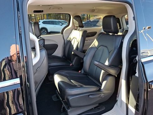 Used 2024 Chrysler Pacifica Select image 13
