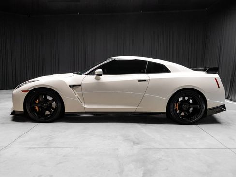Used 2021 Nissan GT-R Premium image 12