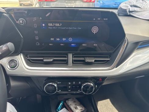 Certified 2025 Chevrolet Trax LT w/ LT Convenience Package FWD image 3