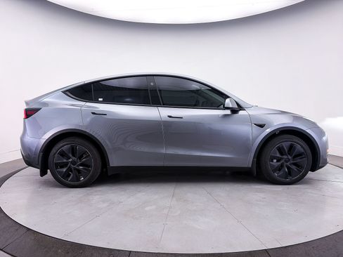 Used 2025 Tesla Model Y Long Range RWD image 38