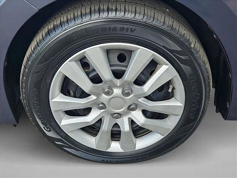 Used 2015 Toyota Corolla LE image 24