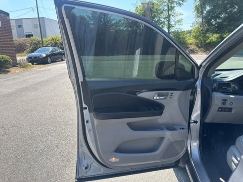 Used 2021 Honda Pilot Touring image 9