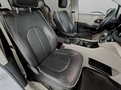 Used 2022 Chrysler Pacifica Limited image 32