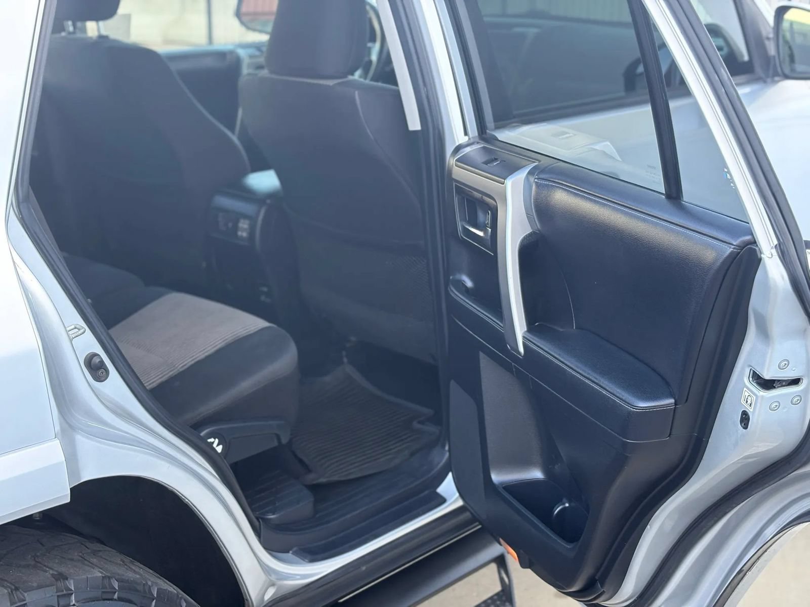 Used 2018 Toyota 4Runner SR5 AWD/4WD image 13