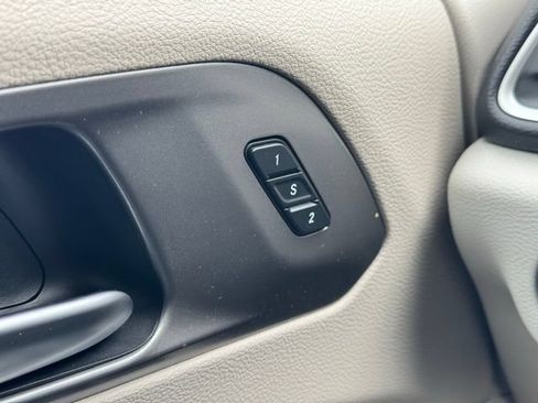 Used 2022 Chrysler Pacifica Touring-L FWD image 32