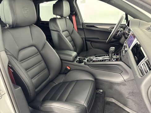 Certified 2025 Porsche Macan image 29