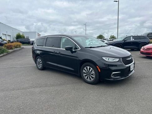 Used 2023 Chrysler Pacifica Touring-L FWD image 3