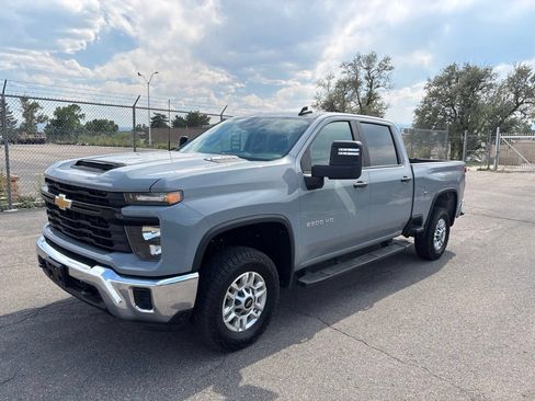Used 2024 Chevrolet Silverado 2500 W/T AWD/4WD image 2