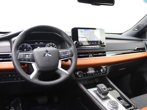 Used 2025 Mitsubishi Outlander 4WD Plug-In Hybrid image 3