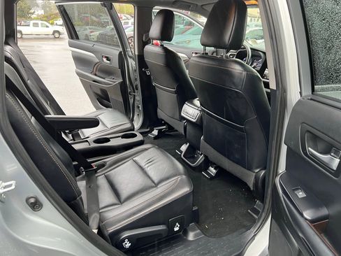 Used 2019 Toyota Highlander XLE AWD/4WD image 26