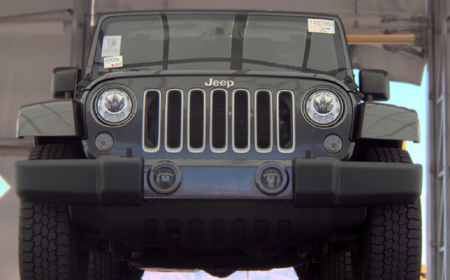 Used 2017 Jeep Wrangler Unlimited Sahara w/ Connectivity Group AWD/4WD image 3